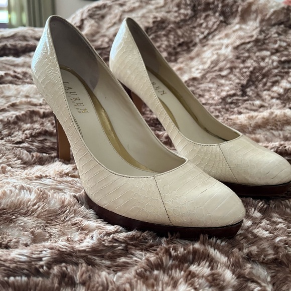Lauren Ralph Lauren cream croc embossed pumps - Picture 3 of 6